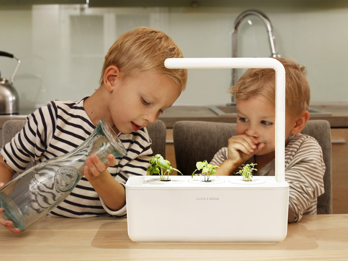 The Smart Garden 3 / Grow herbs all year round with a smart indoor garden. Grow fresh basil, fresh cilantro and many more with the Click & Grow plant growing kit called the smart indoor garden. The best gift for plant lover!